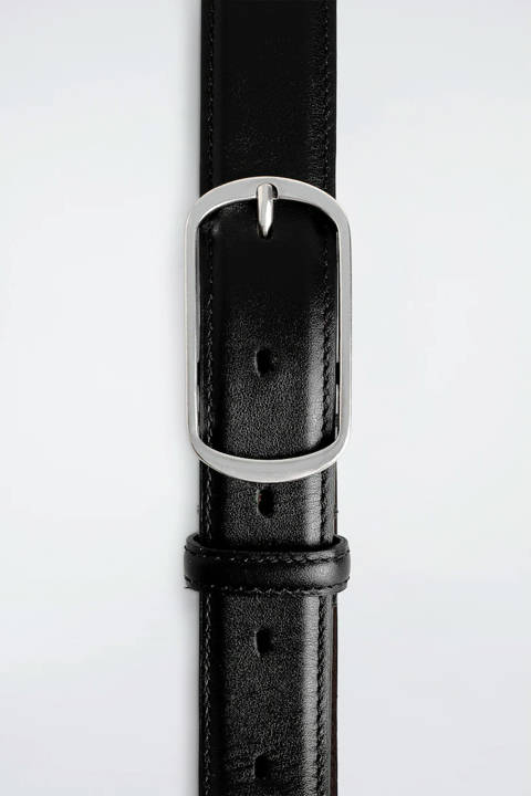 COS — Ceinture en cuir à boucle incurvée