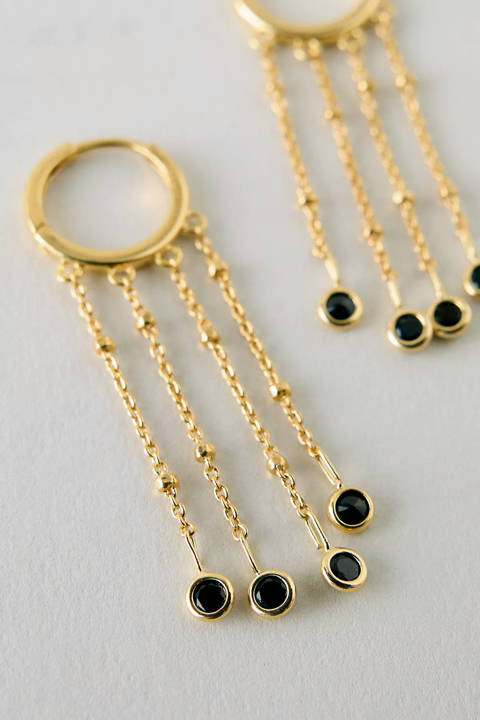 Anthropologie — Boucles d'oreilles créoles huggie à multiples pendentifs plaquées or