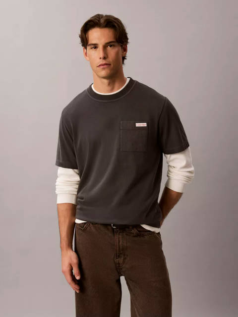 Calvin Klein — T-shirt en coton délavé avec poche