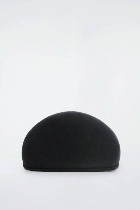 COS — Casquette plate en laine