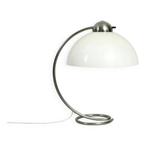 Selency — Grande lampe de table en métal de style mid-century avec abat-jour en plastique par Schanzenbach Allemagne.