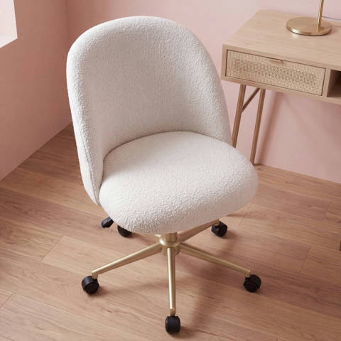 Maisons du Monde — Chaise de bureau à roulettes à bouclettes blanches et acier laiton Mauricette