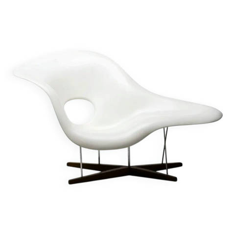 Selency — Vitra Eames La Chaise de début 2001 – Étiquetée, Patine blanche osseuse sculpturale