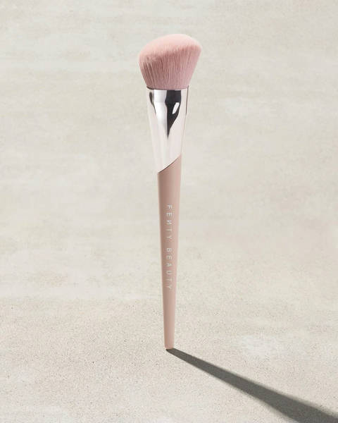Fenty Beauty — Face Shaping Brush 125