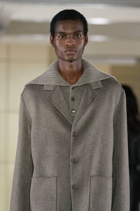COS — Pull à col cheminée boutonné en pur cachemire