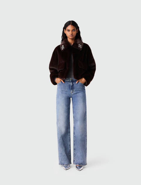 Maje — Blouson court en fausse fourrure – Marron fonce