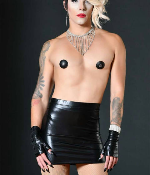 Catanzaro — La Mini-Jupe Ouverte Mme Catherine Madame XY en Wetlook