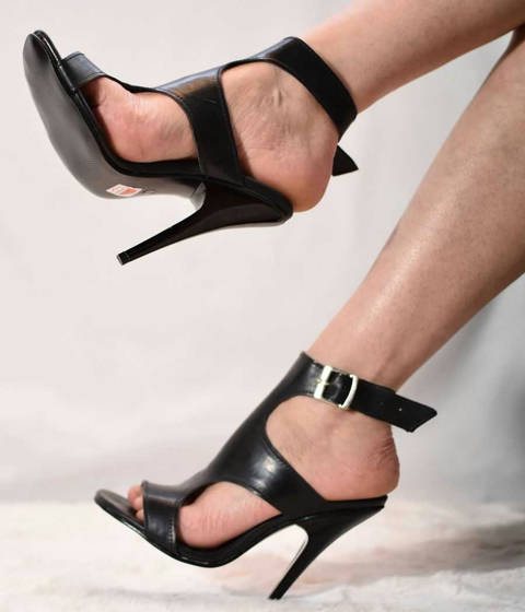 Atelier Europa Design — Sandales Latex Noir Profond : L'Aura Fétichiste Absolue