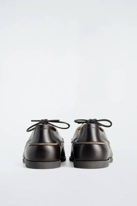 COS — Chaussures bateau en cuir