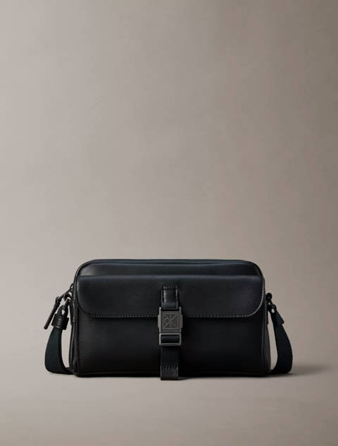 Calvin Klein — Sac caméra à bandoulière emblématique en saffiano