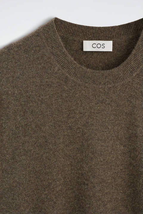 COS — Pull col en v en pur cachemire