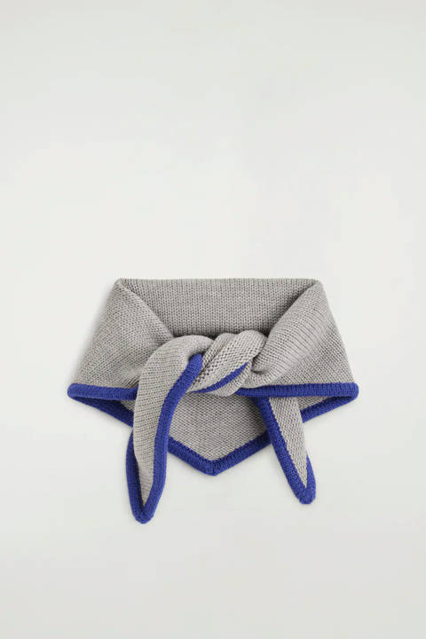 COS — Triangle en laine mérinos à bordure contrastée